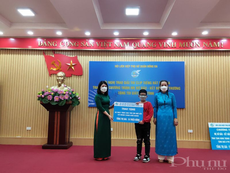 Tại hội nghị , Hội LHPN phường Phương Liên trao tặng máy tính cho học sinh có hoàn cảnh khó khăn