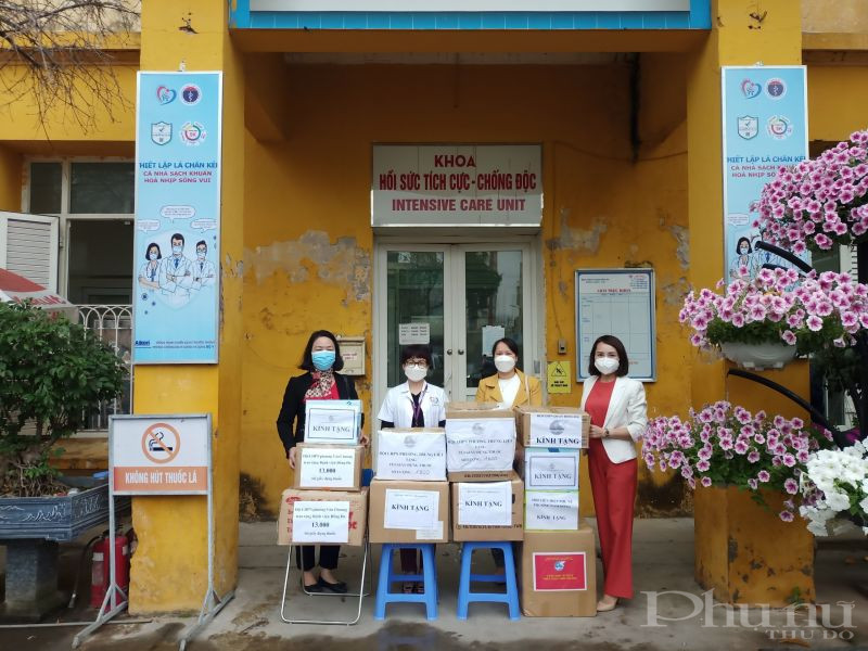 Trong thời gian qua, các cấp Hội PN đã trao tặng hàng nghìn túi giấy cho bệnh viện và các trạm y tế trên địa bàn quận