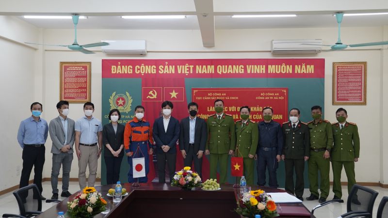 Công an thành phố chụp ảnh lưu niệm với Đoàn khảo sát về PCCC& CNCH của Cơ quan hợp tác quốc tế Nhật Bản (JICA)