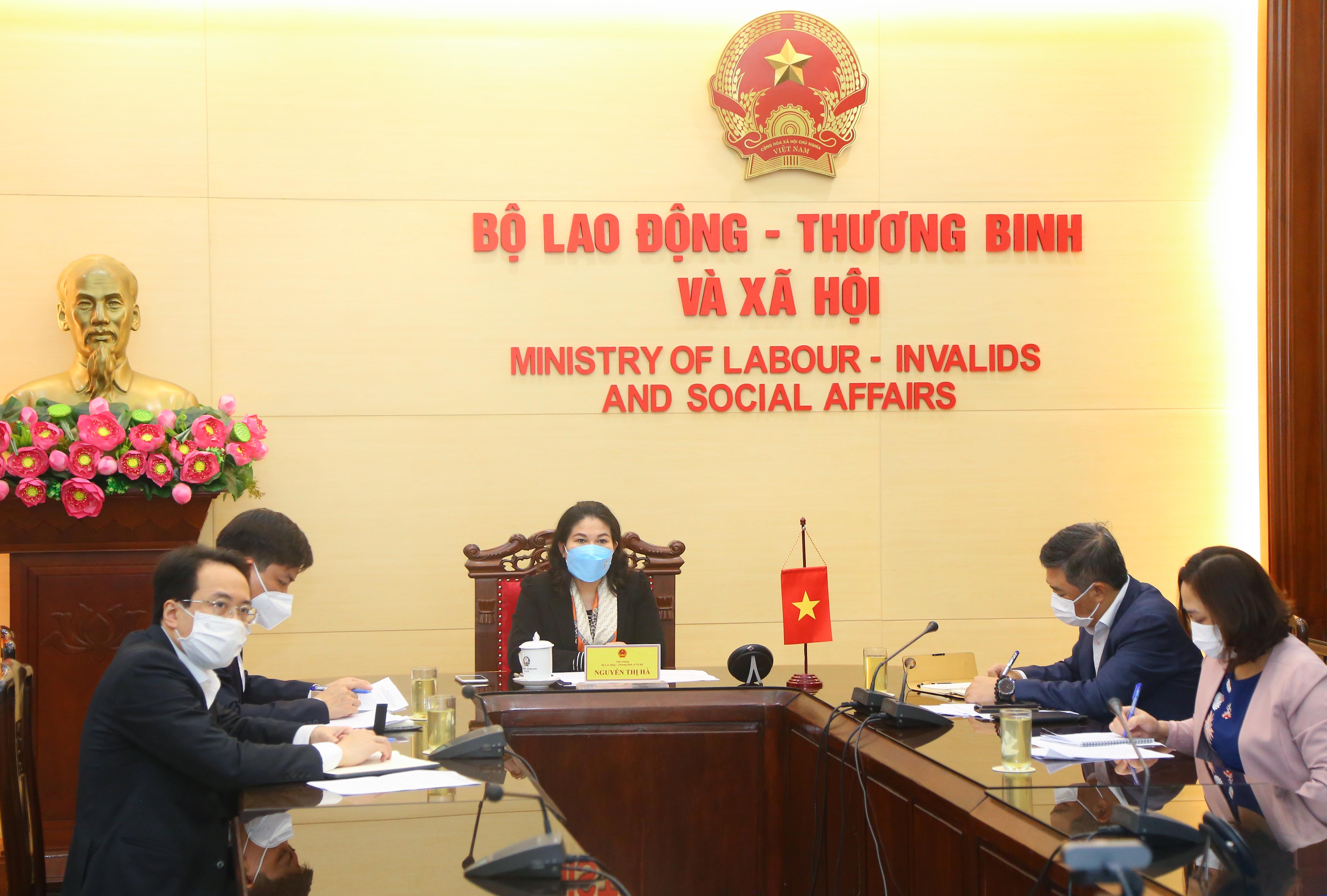 Lãnh đạo Bộ Lao động Thương binh và Xã hội tổ chức đối thoại trực tuyến tại trụ sở Bộ