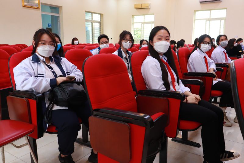 Các em học sinh tham dự Chương trình trao giải