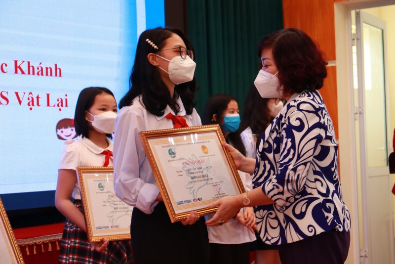 Bà Lê Thị Thiên Hương, Phó Chủ tịch Hội LHPN Hà Nội, Trưởng Ban Quản lý dự án trao giải Nhất cho em Nguyễn Ngọc Khánh, lớp 8A trường THCS Vật Lại