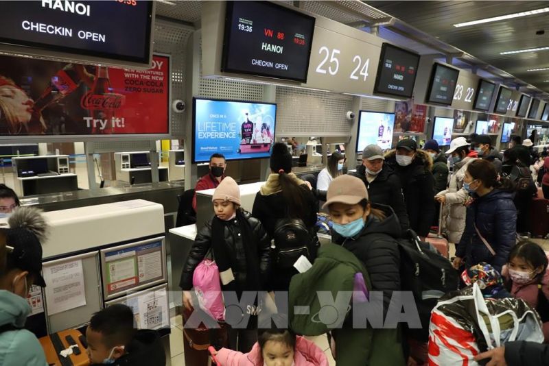 Bà con sơ tán từ Ukraine chuẩn bị làm thủ tục xuất cảnh tại sân bay thủ đô Bucharest của Romnia để về nước. Ảnh: Mạnh Hùng - P/v TTXVN từ Bucharest, Romania