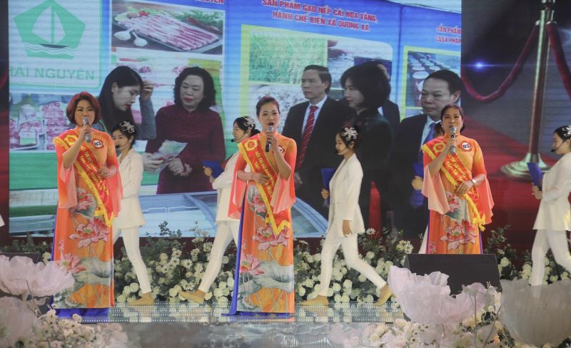 Phần thi Chào hỏi của đội thi đến từ Hội LHPN huyện Gia Lâm