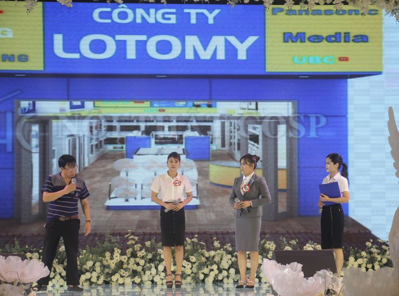 Đội thi của Hội LHPN huyện Thạch Thất tham gia phần thi Kỹ năng ứng xử, xử lý tình huống