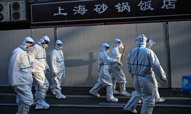 Covid-19: Trung Quốc tái bùng phát dịch, ghi nhận 2 ca tử vong đầu tiên trong hơn 1 năm, Mỹ cảnh báo số ca tăng mạnh trở lại. (Nguồn: AFP)