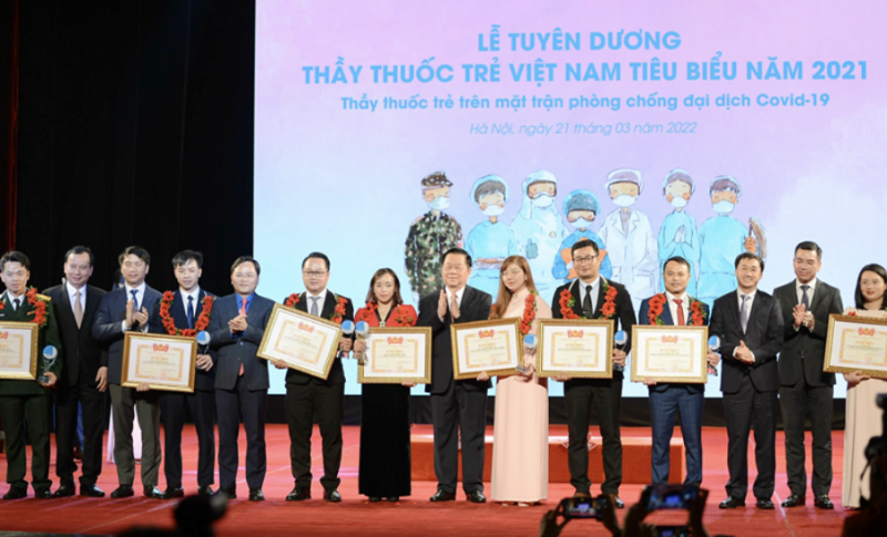 Các thầy thuốc trẻ Việt Nam tiêu biểu năm 2021 được tuyên dương tại buổi lễ.