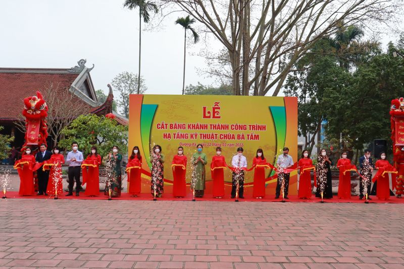 Các đại biểu Trung ương và Thành phố cắt băng khánh thành công trình hạ tầng kỹ thuật chùa Bà Tấm