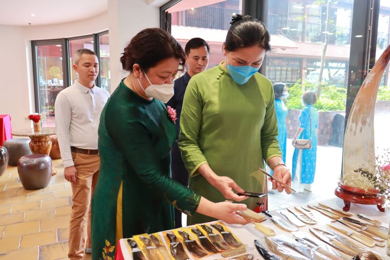 Bà Hà Thị Nga, Chủ tịch Hội LHPN Việt Nam và bà Nguyễn Thị Thu Thủy, Phó Chủ tịch Hội LHPN Hà Nội thăm gian trưng bày các sản phẩm OCOP