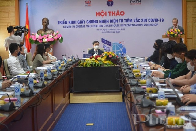 Quang cảnh buổi hội thảo triển khai giấy chứng nhận điện tử tiêm vắc-xin COVID-19