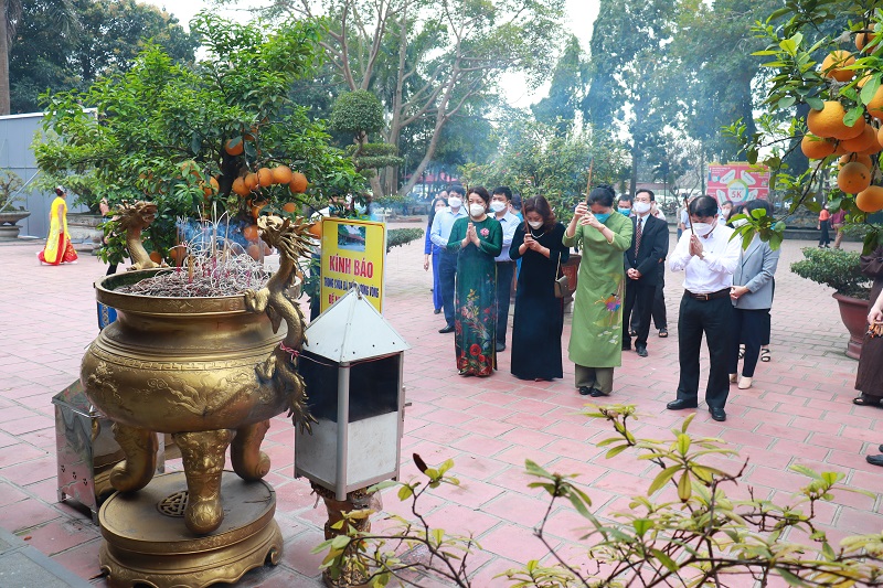 Bà Hà Thị Nga, Ủy viên Ban Chấp hành Trung ương Đảng, Chủ tịch Hội LHPN Việt Nam cùng các đại biểu đã kính cẩn dâng hương, tri ân công lao đức độ của Nguyên phi Ỷ Lan