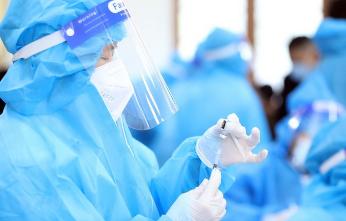 Ti&ecirc;m vắc xin; tăng cường năng lực điều trị tầng 2, tầng 3 v&agrave; đẩy mạnh y tế cơ sở để quản l&yacute;, hỗ trợ F0 điều trị tại nh&agrave;