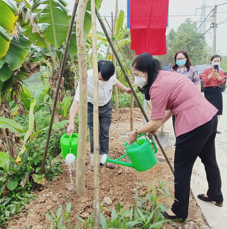 Các đại biểu tham gia trồng cây muồng hoàng yến hưởng ứng Tết trồng cây năm 2022 Các đại biểu tham gia trồng cây muồng hoàng yến hưởng ứng Tết trồng cây năm 2022