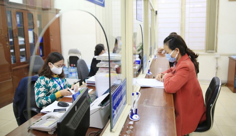 Tới đây, thay vì đến trực tiếp, người dân có thể thực hiện nhiều thủ tục hành chính theo hình thức trực tuyến. 	Ảnh: Đỗ Tâm