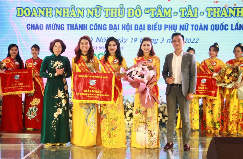 Đồng chí Lê Kim Anh - Chủ tịch Hội LHPN Hà Nội và đại diện đơn vị tài trợ là công ty CP nước sạch AQUA Việt Nam trao giải Nhất cho các nữ doanh nhân đến từ Hội LHPN quận Long Biên