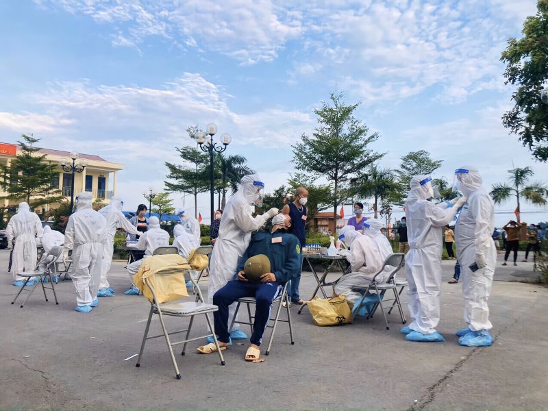 Ngọc Ánh cùng các đồng đội hỗ trợ Bắc Giang chống dịch hồi tháng 6/2021Ảnh: NVCC