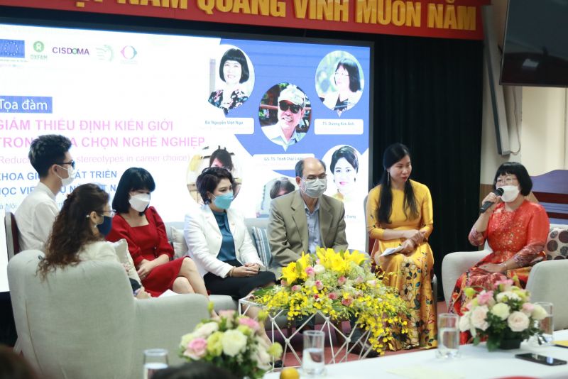 Các diễn giả chia sẻ tại tọa đàm	Ảnh: H.V Các diễn giả chia sẻ tại tọa đàm	Ảnh: H.V