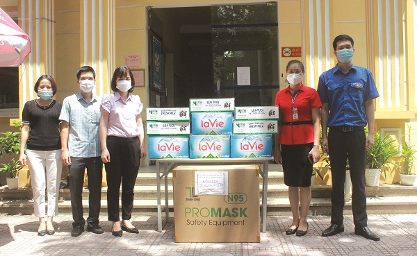 Chị Trịnh Thị Hồng Thuỷ (thứ nhất từ trái sang) đại diện cho Hội LHPN quận Thanh Xuân nhận Bằng khen của Trung ương Hội LHPN tặng vì có thành tích xuất sắc trong năm 2021