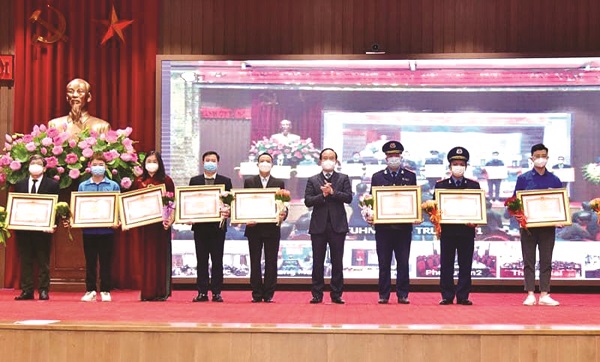 Chị Trịnh Thị Hồng Thuỷ, Chủ tịch Hội LHPN quận Thanh Xuân (thứ ba từ trái sang) nhận Bằng khen của Thủ tướng Chính phủ