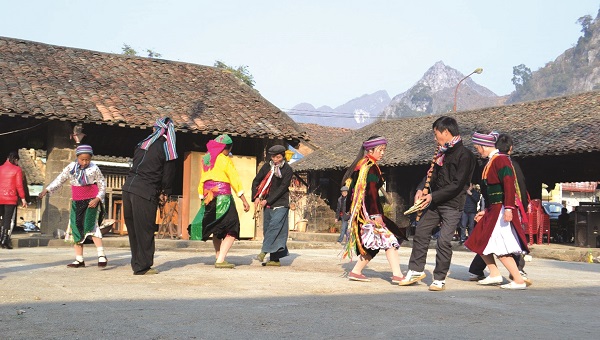 Điệu múa đặc sắc do bà con các dân tộc tỉnh Hà Giang trình diễn với trang phục đặc trưng luôn có sức hút đặc biệt với du khách