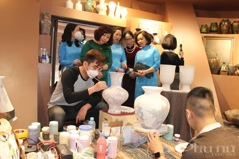 Trung tâm Tinh hoa làng nghề Việt còn hướng tới mục tiêu trở thành một trung tâm hoạt động vì cộng đồng với tiêu chí bền vững. Bà Phạm Thùy Dương cho biết: “Trung tâm sẽ là nơi người dân Bát Tràng tham gia các khóa đào tạo về chuyển đổi phương thức kinh doanh nhằm bắt kịp xu thế của cuộc Cách mạng công nghiệp 4.0.