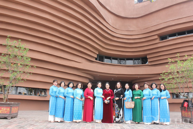 Đoàn công tác của Hội chụp ảnh lưu niệm tại Trung tâm