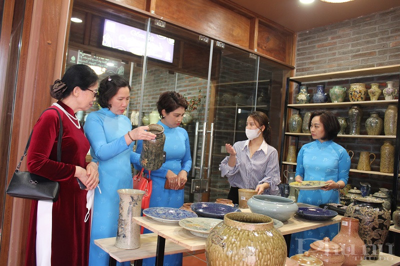 Việc phát triển các làng nghề gắn với công nghiệp văn hóa không chỉ góp phần giữ nghề, làm giàu từ nghề mà còn thúc đẩy phát triển văn hóa, góp phần tạo nên bản sắc, thương hiệu của Thủ đô