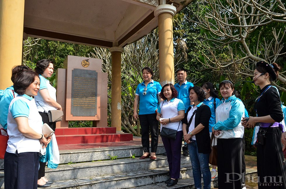 Đoàn công tác thăm khu di tích trụ sở làm việc đầu tiên của Hội LHPN Việt Nam.