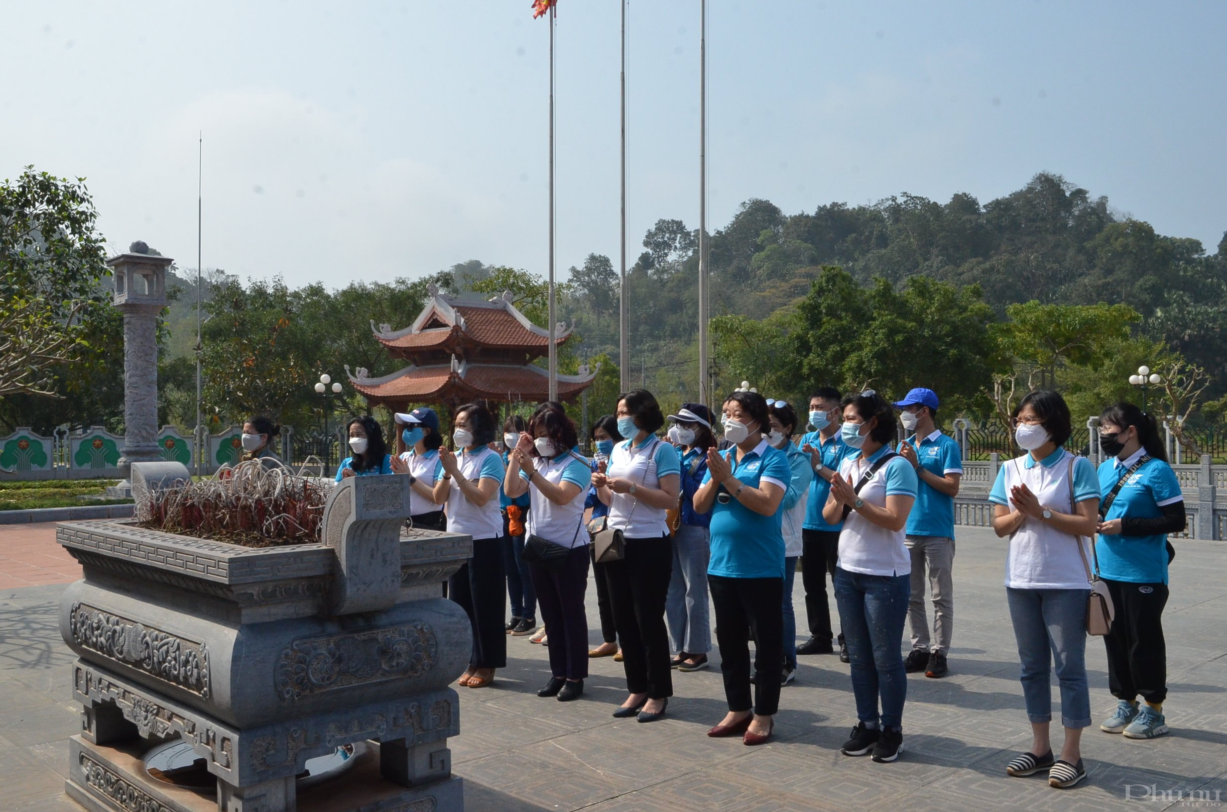 Đoàn công tác dâng hương tại Nhà tưởng niệm các vị tiền bối cách mạng.