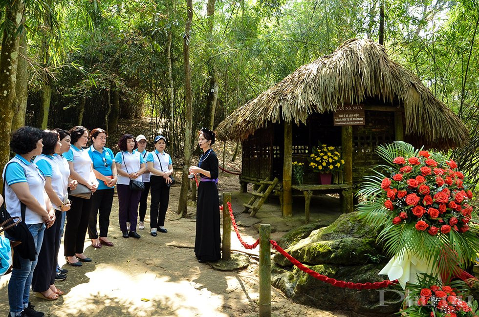 Lãnh đạo, cán bộ Hội LHPN Hà Nội nghe kể lại những kỷ niệm gắn liền căn lán Nà Nưa nơi Bác Hồ từng sống, làm việc.