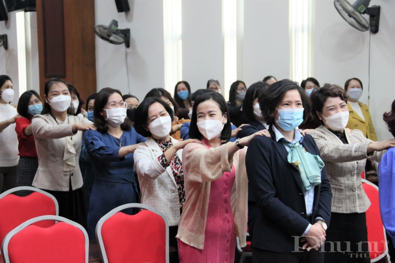 Các đồng chí lãnh đạo, cán bộ Hội LHPN Hà Nội tham gia hoạt động thư giãn tại buổi tư vấn.