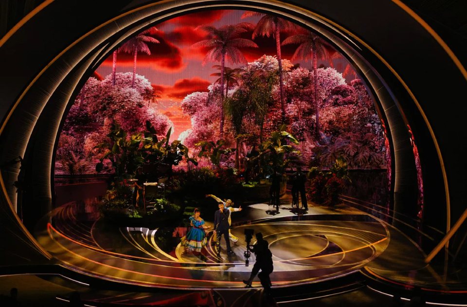 Ca sĩ Sebastian Yatra biểu diễn tại lễ trao giải Oscar.