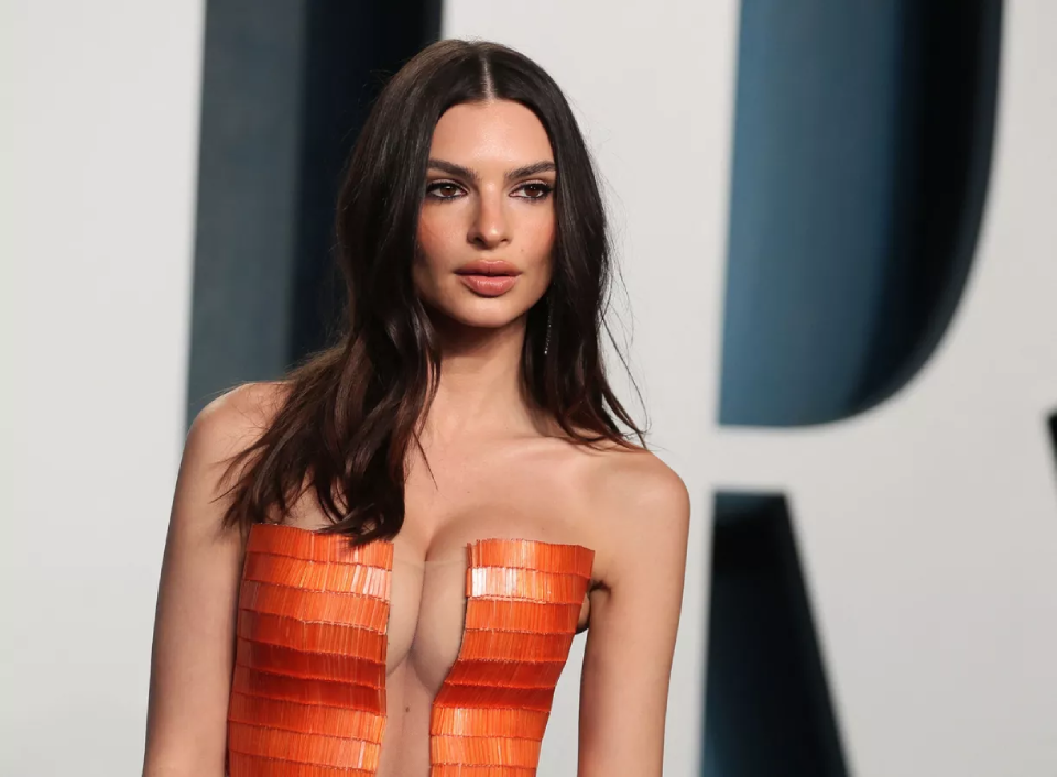 Người mẫu Emily Ratajkowski tại lễ trao giải Oscar.