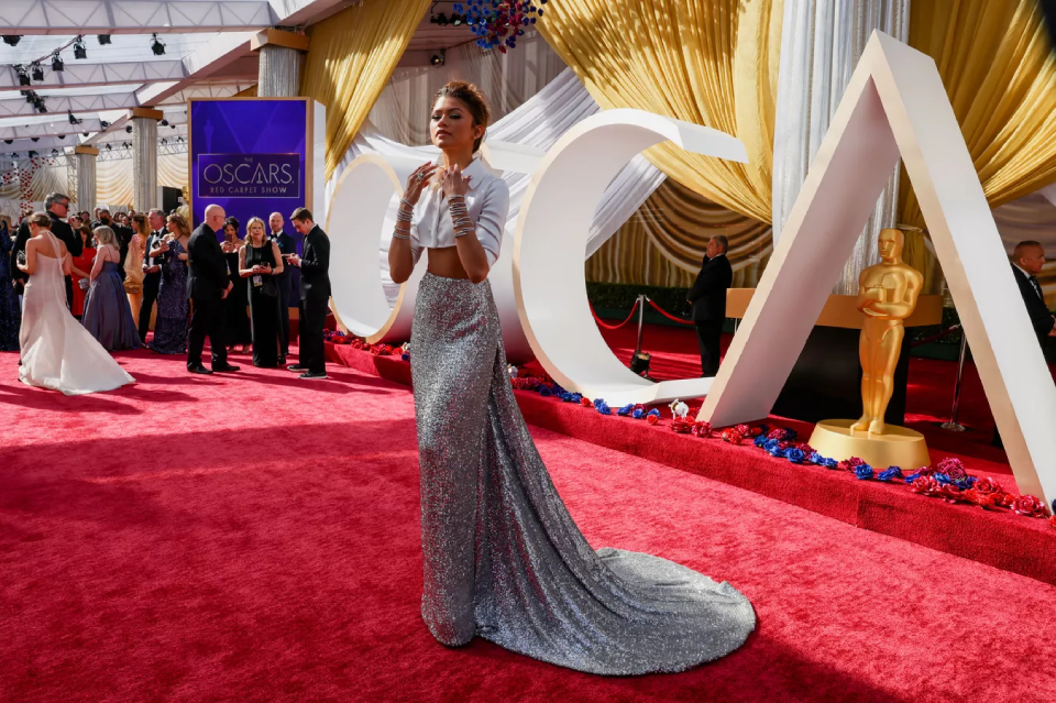 Nữ diễn viên Zendaya tự tin khoe dáng trên thảm đỏ.