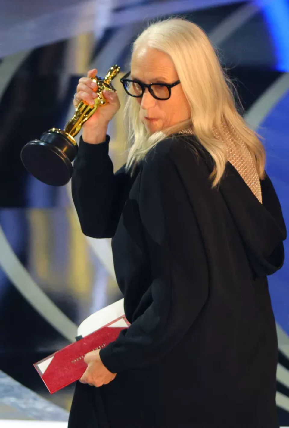 Đạo diễn Jane Campion vinh dự đón nhận giải thưởng tại Oscar 2022.