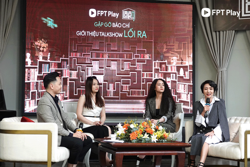 Cựu vận động vi&ecirc;n Wushu Thu&yacute; Hiền (ngo&agrave;i c&ugrave;ng b&ecirc;n phải) chia sẻ về l&yacute; do tham gia talkshow tại họp b&aacute;o giới thiệu chương tr&igrave;nh