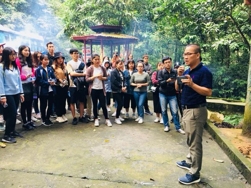 PGS.TS Phạm Hồng Long (ngoài cùng bên phải) hướng dẫn sinh viên thực tập.