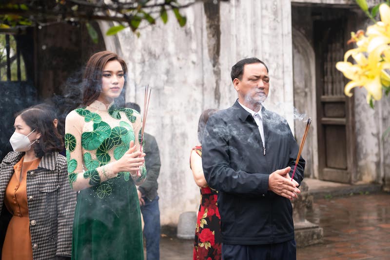 Đỗ Hà thắp hương tại đền Bà Triệu cùng gia đình