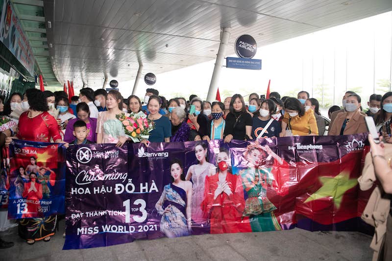 Bạn bè, người thân đã tề tựu ở sân bay từ sớm đón Đỗ Hà