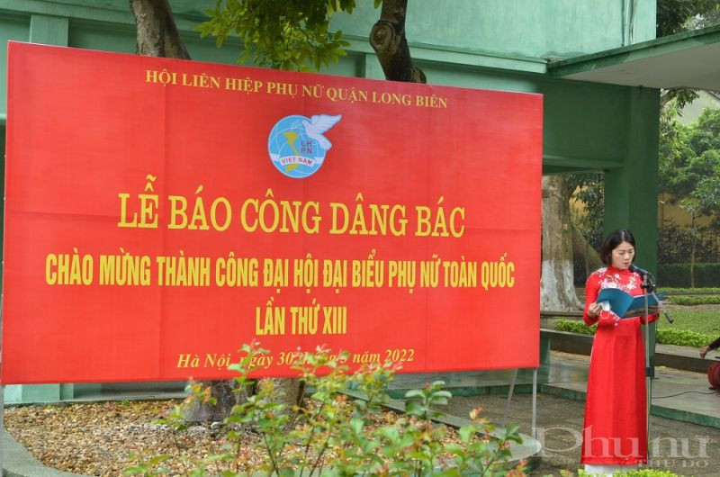 Đ/c Đ&agrave;o Thu Hải - QUV, Chủ tịch Hội LHPN quận Long Bi&ecirc;n b&aacute;o c&ocirc;ng d&acirc;ng B&aacute;c