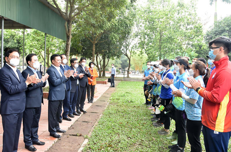 Bí thư Thành ủy Hà Nội Đinh Tiến Dũng thăm, chúc đội tuyển bắn cung Việt Nam giành thành tích cao tại SEA Games 31 	Ảnh: VT Bí thư Thành ủy Hà Nội Đinh Tiến Dũng thăm, chúc đội tuyển bắn cung Việt Nam giành thành tích cao tại SEA Games 31 	Ảnh: VT