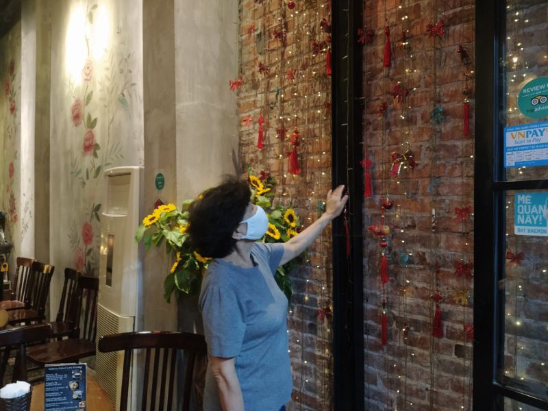 Bà Vũ Thị Ngát ở số 2B phố Bà Triệu chỉ vào những cọc sắt được dựng lên để chống đỡ cho ngôi nhà