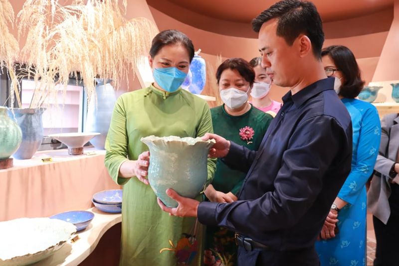 Đồng chí Hà Thị Nga, Ủy viên Trung ương Đảng, Chủ tịch Hội LHPN Việt Nam thăm Trung tâm tinh hoa làng nghề Việt, xã Bát Tràng, huyện Gia Lâm, Hà NộiẢnh: HL Đồng chí Hà Thị Nga, Ủy viên Trung ương Đảng, Chủ tịch Hội LHPN Việt Nam thăm Trung tâm tinh hoa làng nghề Việt, xã Bát Tràng, huyện Gia Lâm, Hà NộiẢnh: HL