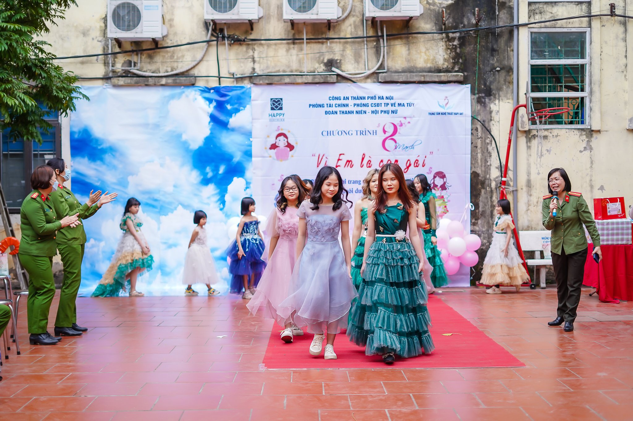 Các em nhỏ ở Trung tâm Hà Cầu tự tin sảu bước trên sân khẩu, khẳng định tài năng của mình