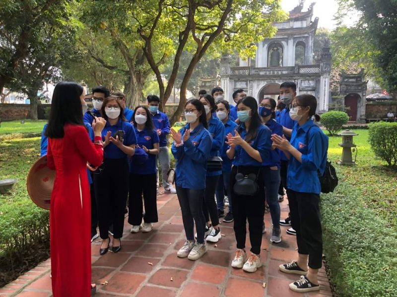 Đoàn thanh niên- Hội Phụ nữ phường Xuân Đỉnh, quận Bắc Từ Liêm tổ chức buổi giáo dục truyền thống cho CBHV tại Khu di tích Văn Miếu - Quốc Tử Giám, Hà NộiẢnh: HPN Đoàn thanh niên- Hội Phụ nữ phường Xuân Đỉnh, quận Bắc Từ Liêm tổ chức buổi giáo dục truyền thống cho CBHV tại Khu di tích Văn Miếu - Quốc Tử Giám, Hà NộiẢnh: HPN