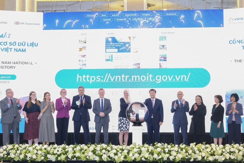 Thứ trưởng Bộ C&ocirc;ng Thương Đỗ Thắng Hải, Quốc vụ khanh Bộ Ngoại giao v&agrave; Ph&aacute;t triển Vương quốc Anh Amanda Milling nhấn n&uacute;t ra mắt Cổng th&ocirc;ng tin VNTR