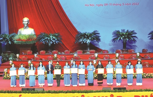 Đo&agrave;n Chủ tịch TƯ Hội LHPN Việt Nam đ&atilde; trao Bằng khen tặng 13 đơn vị c&oacute; c&ocirc;ng tr&igrave;nh phần việc vượt kh&oacute; s&aacute;ng tạo tại Đại hội