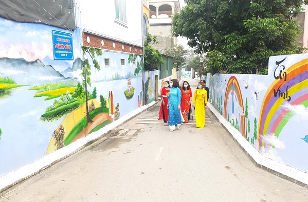 Hội LHPN huyện Gia L&acirc;m trong th&aacute;ng 3 đ&atilde; tổ chức kh&aacute;nh th&agrave;nh nhiều c&ocirc;ng tr&igrave;nh tuyến đường b&iacute;ch họa nhằm g&oacute;p phần x&acirc;y dựng n&ocirc;ng th&ocirc;n mới kiểu mẫu