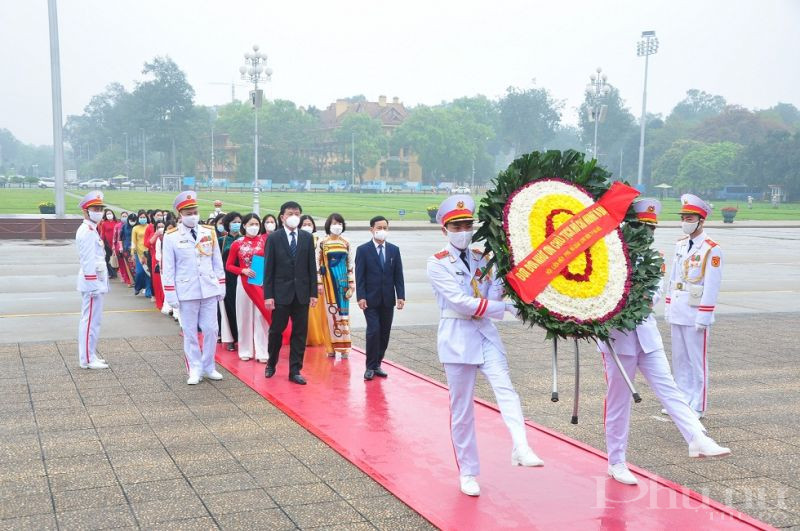 Đo&agrave;n v&agrave;o d&acirc;ng hoa , b&agrave;y tỏ l&ograve;ng biết ơn s&acirc;u sắc v&ocirc; hạn đối với vị l&atilde;nh tụ k&iacute;nh y&ecirc;u của d&acirc;n tộc.