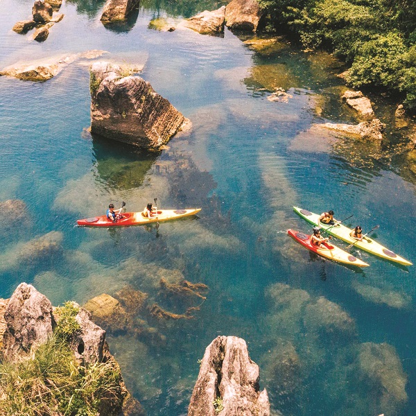Với l&agrave;n nước trong xanh &ldquo;xuy&ecirc;n thấu&rdquo; tận đ&aacute;y,  s&ocirc;ng Ch&agrave;y hang Tối - nằm giữa v&ugrave;ng n&uacute;i non hoang sơ, h&ugrave;ng vĩ, dự b&aacute;o tiếp tục l&agrave; điểm du lịch &ldquo;cực đ&atilde;&rdquo; với du kh&aacute;ch v&agrave;o m&ugrave;a h&egrave; năm nay